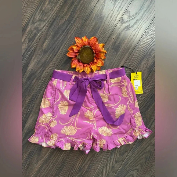 🦋B2G1🦋UNIQUE VINTAGE SMILEY Pink Floral Smiley Faced Belted Shorts NWT - Picture 2 of 8